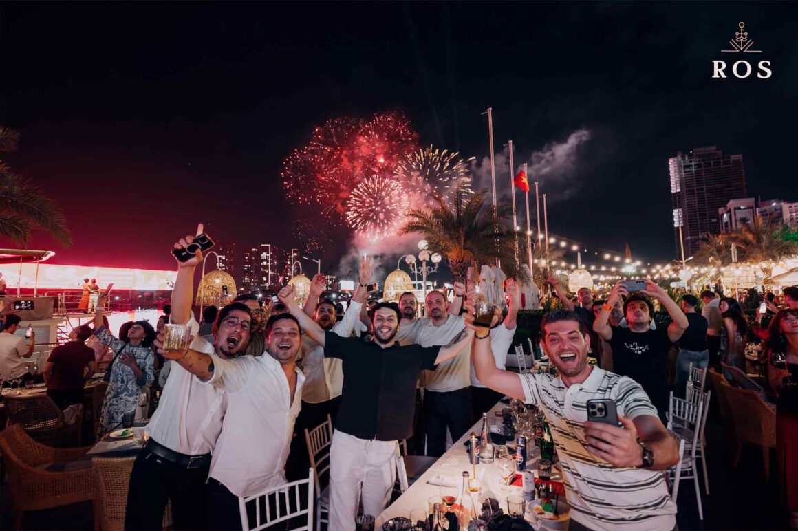 Mung-dai-le-30-thang-04-ruc-ro-tai-ROS-Yacht-Club-Vi-tri-ngam-phao-hoa-dep-nhat-Thanh-pho-Ho-Chi-Minh