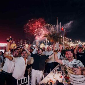 Mung-dai-le-30-thang-04-ruc-ro-tai-ROS-Yacht-Club-Vi-tri-ngam-phao-hoa-dep-nhat-Thanh-pho-Ho-Chi-Minh