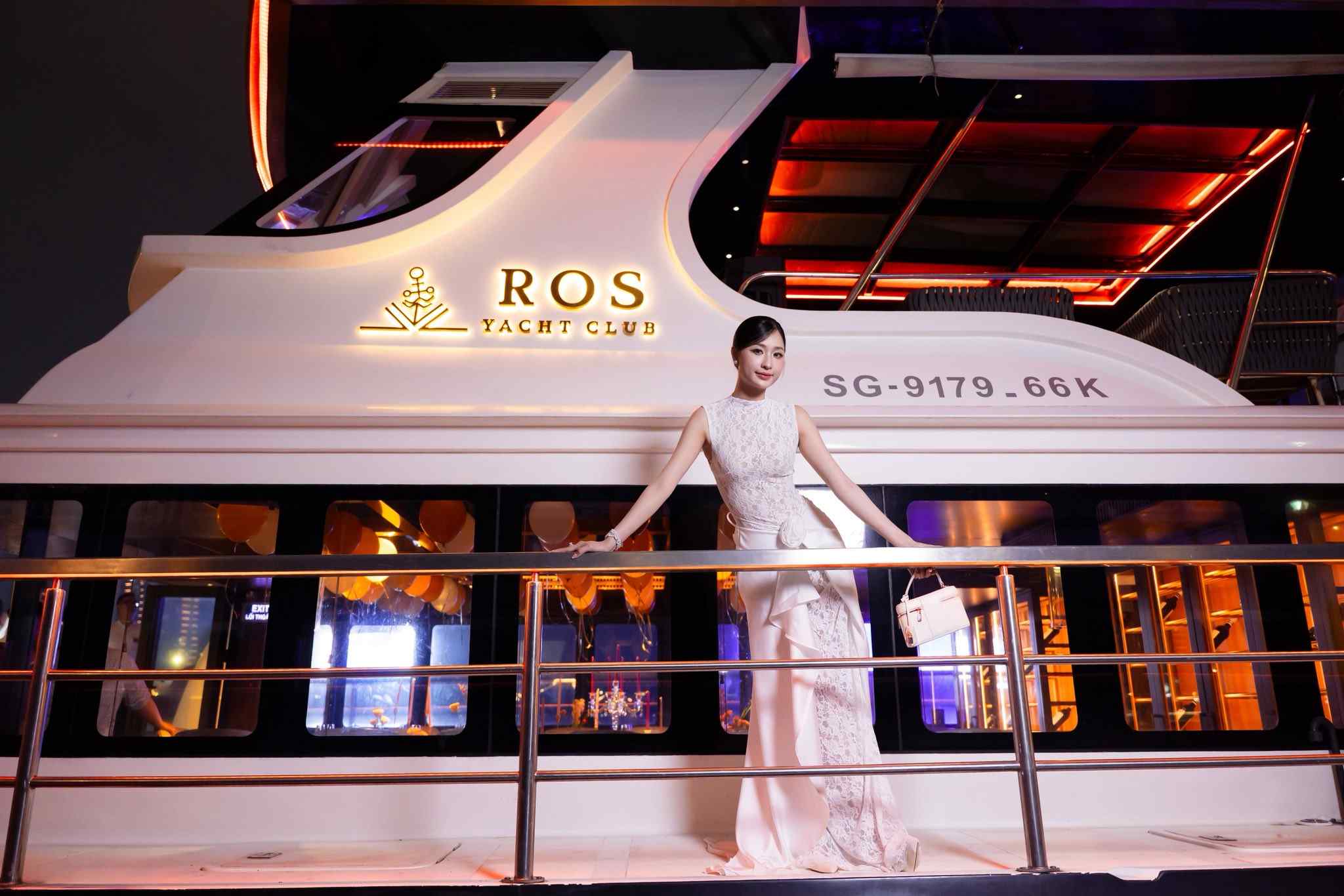 A-Luxury-Riverside-Birthday-with-a-Panoramic-View-of-the-City-Skyline-5